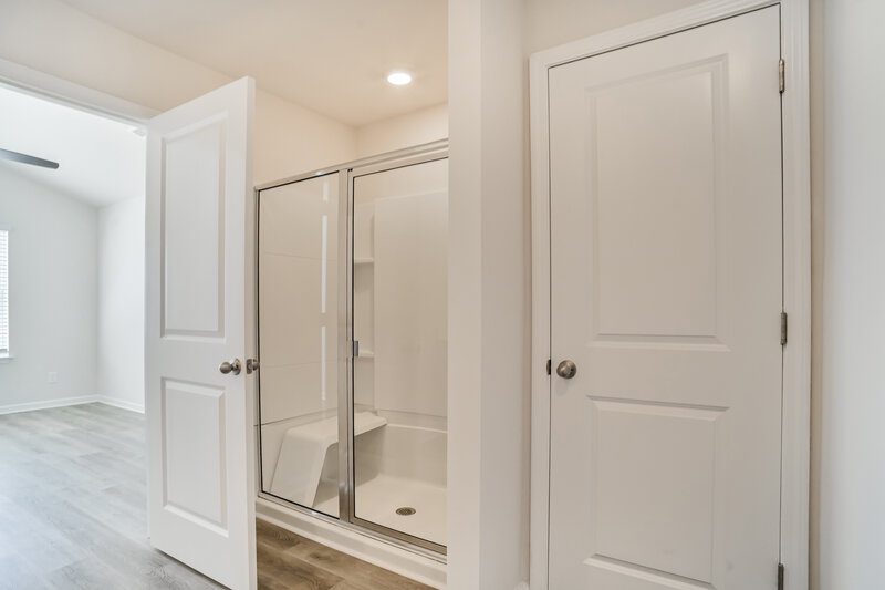 1,855/Mo, 575 Collinwood Dr Burlington, NC 27215 Main Bathroom View 2