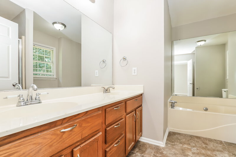 1,875/Mo, 6819 Salem Quarter Rd Belews Creek, NC 27009 Main Bathroom View