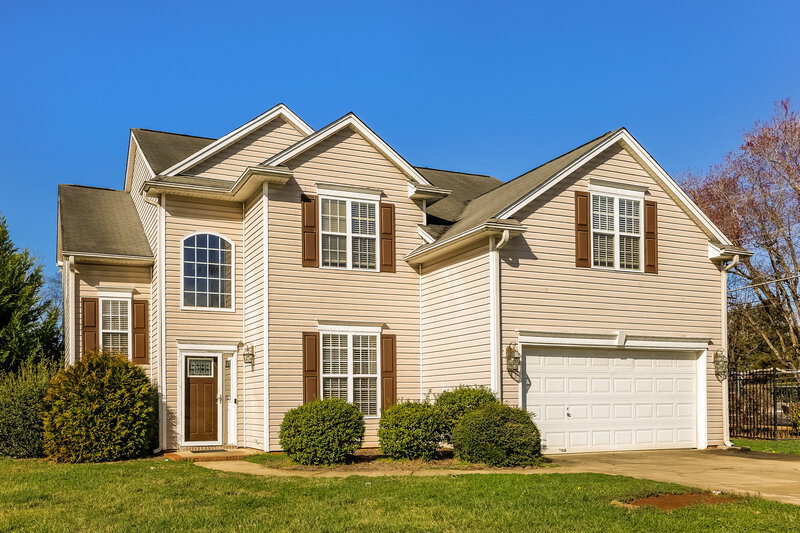 2,005/Mo, 3896 Turnberry Park Dr Pfafftown, NC 27040 Front View
