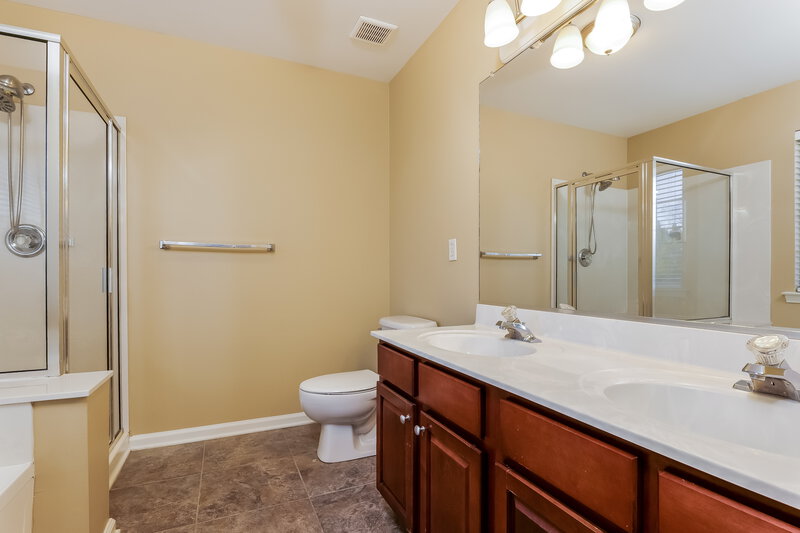 2,005/Mo, 3896 Turnberry Park Dr Pfafftown, NC 27040 Main Bathroom View