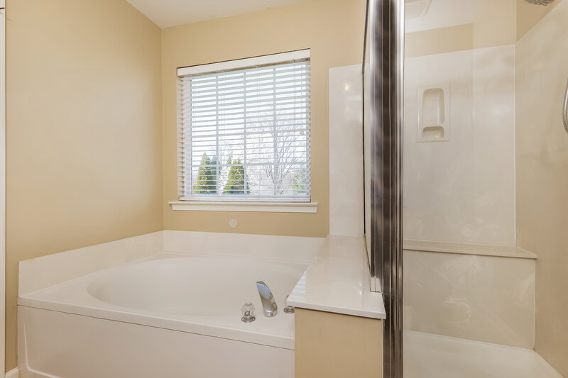 2,005/Mo, 3896 Turnberry Park Dr Pfafftown, NC 27040 Main Bathroom View 2