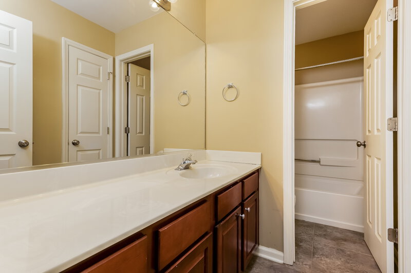 2,005/Mo, 3896 Turnberry Park Dr Pfafftown, NC 27040 Bathroom View
