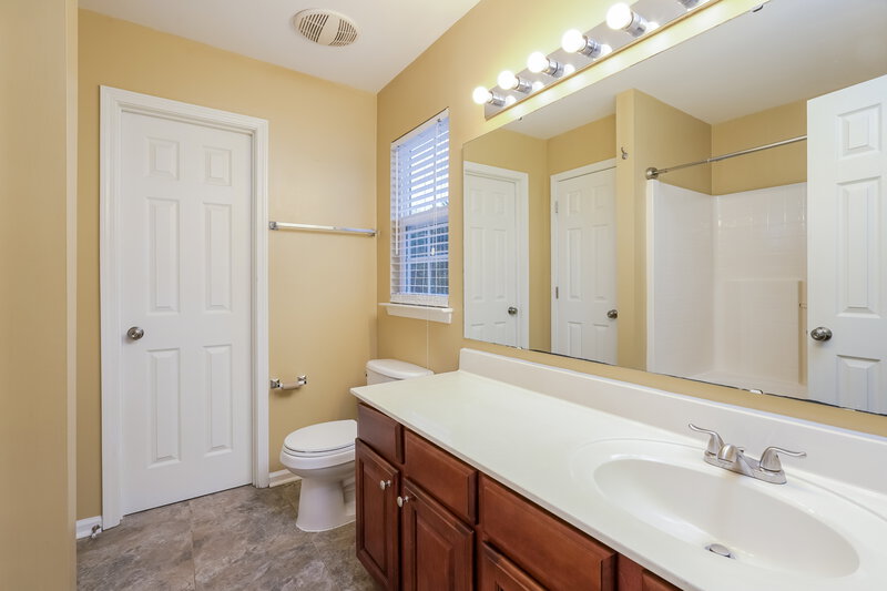 1,700/Mo, 125 Chaftain Dr Winston-Salem, NC 27107 Main Bathroom View
