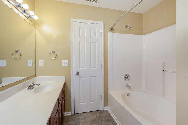1,700/Mo, 125 Chaftain Dr Winston-Salem, NC 27107 Main Bathroom View 2