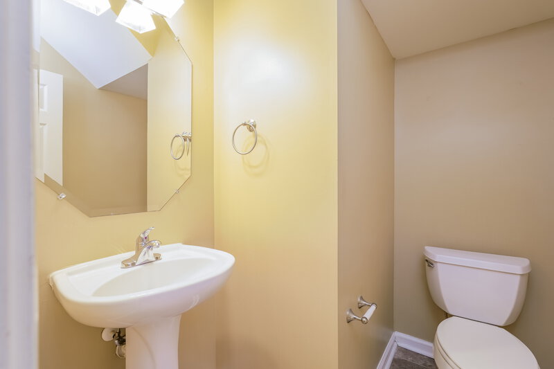 1,700/Mo, 125 Chaftain Dr Winston-Salem, NC 27107 Bathroom View