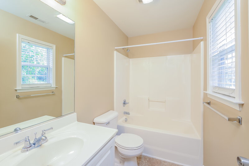1,800/Mo, 3384 Tinley Park Dr Winston-Salem, NC 27107 Main Bathroom View