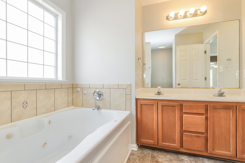 1,550/Mo, 2459 Joshua Ln Winston-Salem, NC 27127 Main Bathroom View