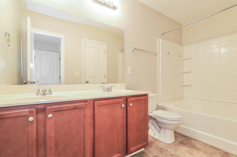1,785/Mo, 4117 Field Crossing Dr Winston-Salem, NC 27107 Main Bathroom View