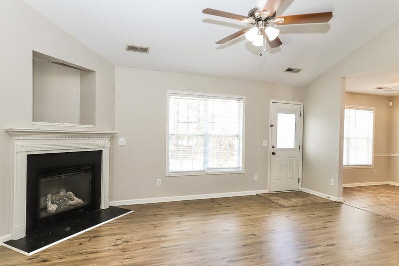 1,705/Mo, 5204 Mount Hope Dr Winston-Salem, NC 27107 Living Room View 4