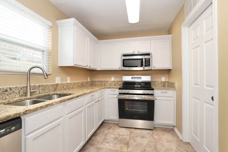 1,695/Mo, 4169 Salem Springs Ct Winston-Salem, NC 27107 Kitchen View