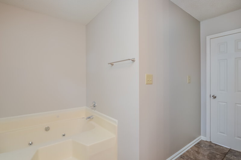 1,645/Mo, 1600 Caspian Way Ln Winston-Salem, NC 27127 Main Bathroom View 2
