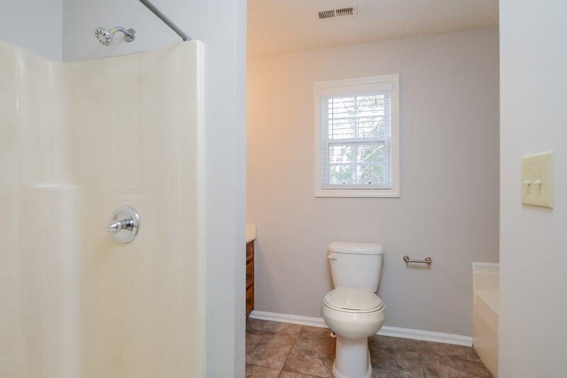 1,645/Mo, 1600 Caspian Way Ln Winston-Salem, NC 27127 Main Bathroom View 3