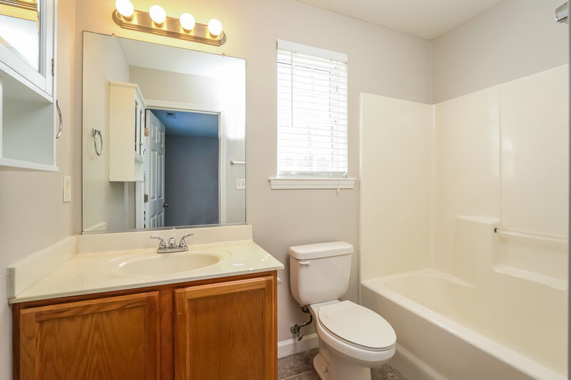 1,610/Mo, 2036 Tea Berry Ct Winston-Salem, NC 27127 Main Bathroom View