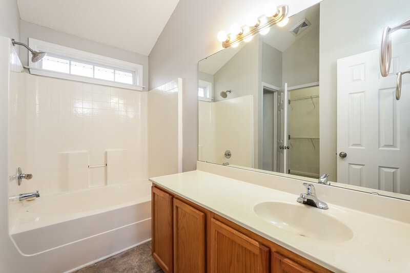 1,700/Mo, 1921 Wheatfield Ct Greensboro, NC 27405 Main Bathroom View