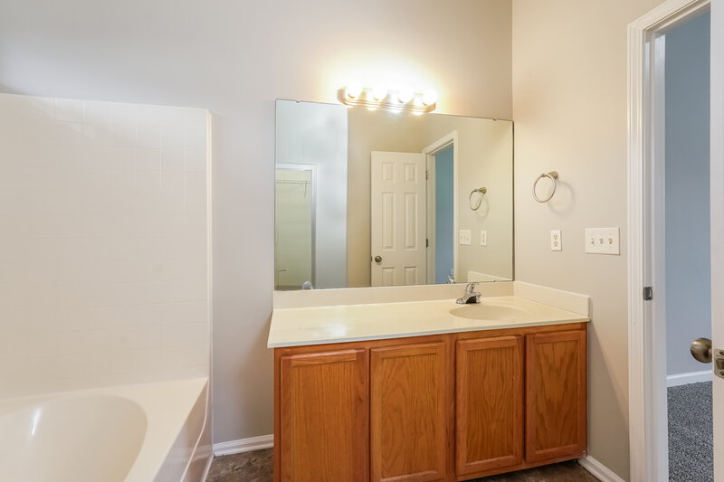 1,700/Mo, 1921 Wheatfield Ct Greensboro, NC 27405 Main Bathroom View 2