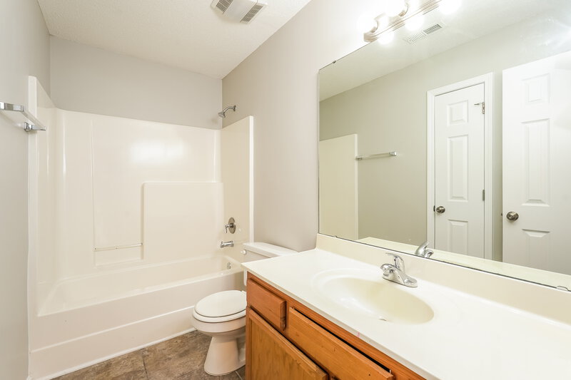 1,700/Mo, 1921 Wheatfield Ct Greensboro, NC 27405 Bathroom View