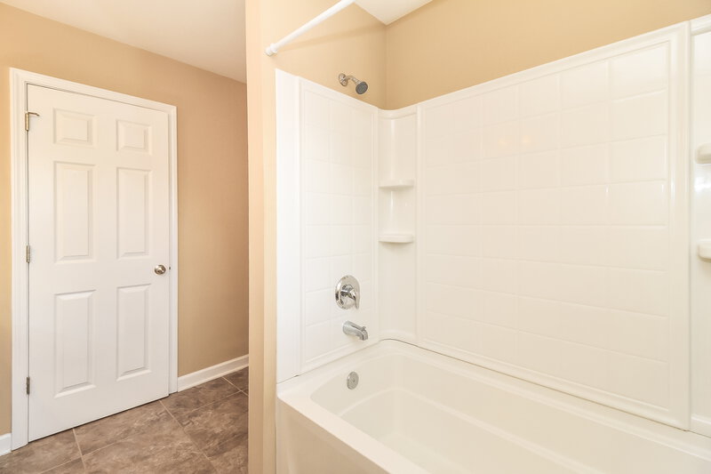 1,710/Mo, 110 Konnoak Village Circle Winston-Salem, NC 27127 Main Bathroom View 2