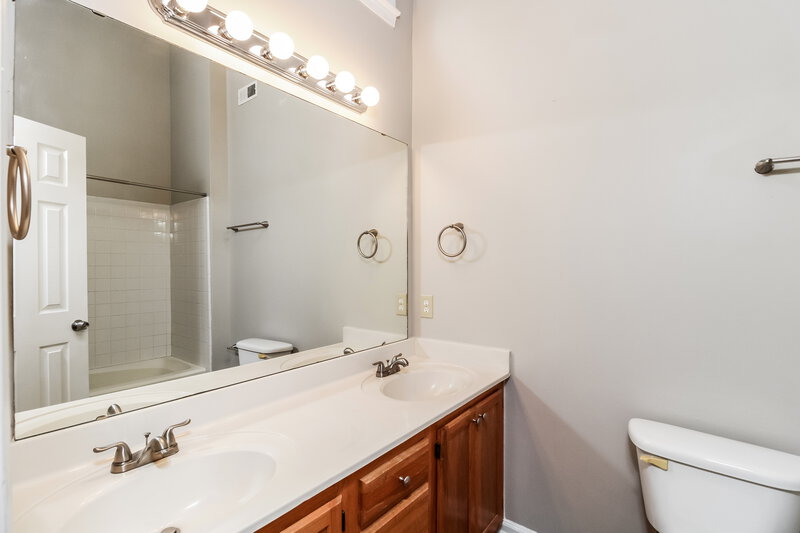 1,620/Mo, 4101 Chinaberry Ct Greensboro, NC 27405 Main Bathroom View