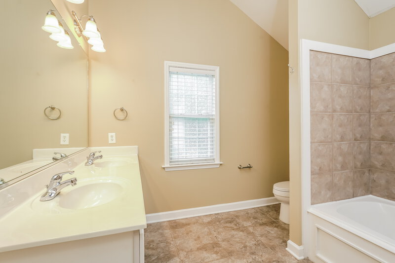 1,730/Mo, 413 Salem Springs Dr Winston-Salem, NC 27107 Main Bathroom View