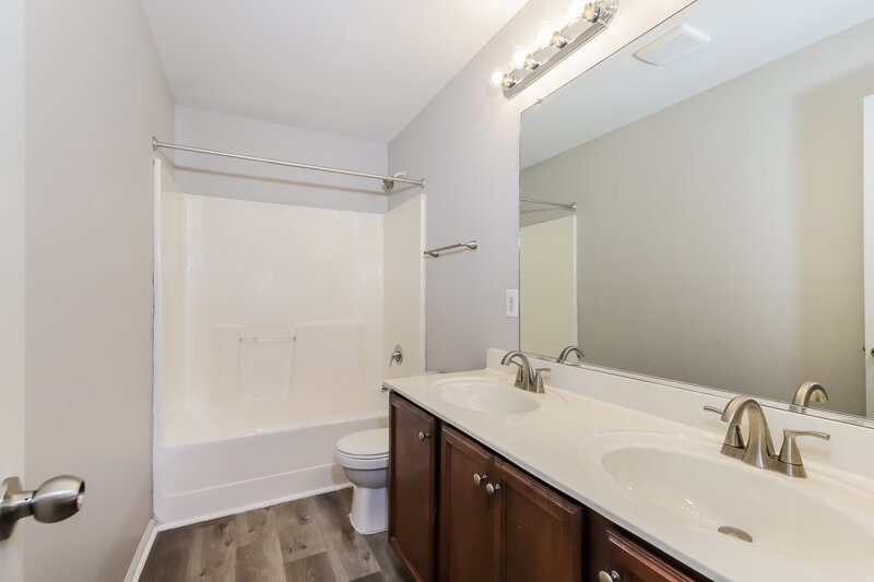 1,570/Mo, 5063 Hogan Point Ct Winston-Salem, NC 27127 Main Bathroom View