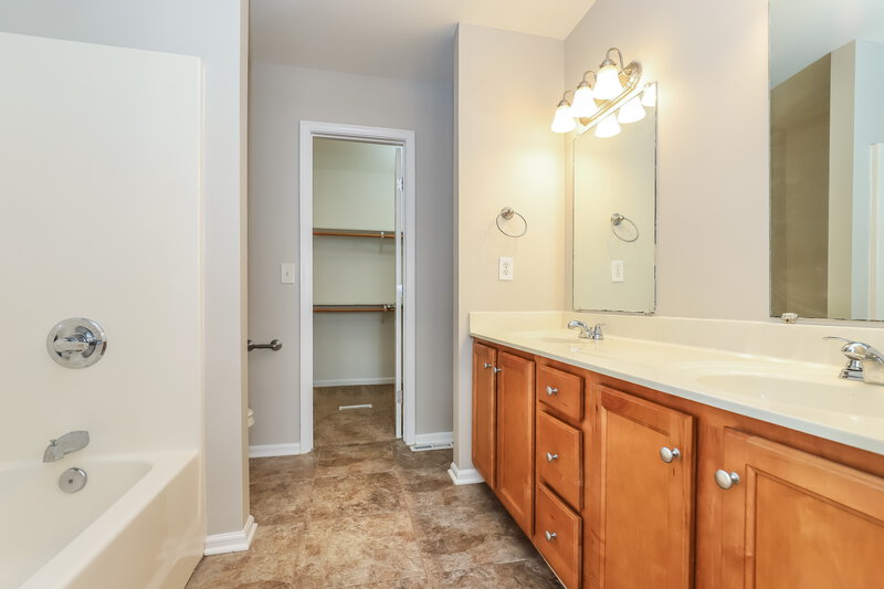 2,410/Mo, 4011 Mountainridge Dr Greensboro, NC 27401 Main Bathroom View