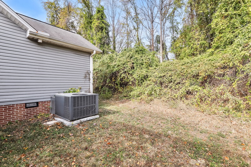 2,410/Mo, 4011 Mountainridge Dr Greensboro, NC 27401 Rear View