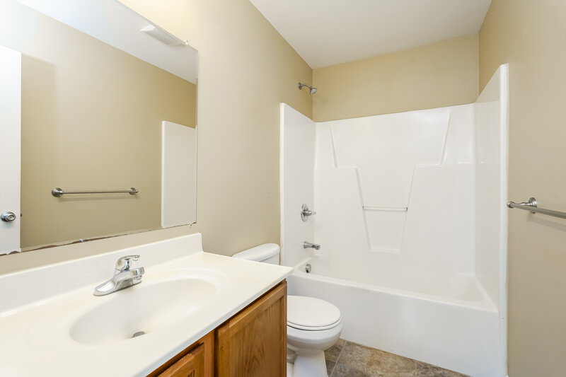 1,650/Mo, 3602 Sherbourne Ln Greensboro, NC 27405 Main Bathroom View