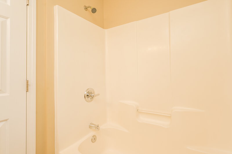 1,670/Mo, 312 Walden Ridge Ct Winston-Salem, NC 27127 Main Bathroom View