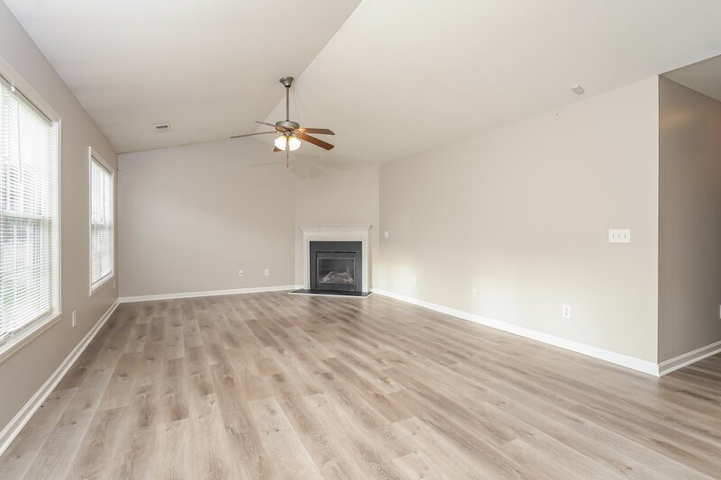 1,725/Mo, 4031 Village Park Ct Winston-Salem, NC 27127 Living Room View 2
