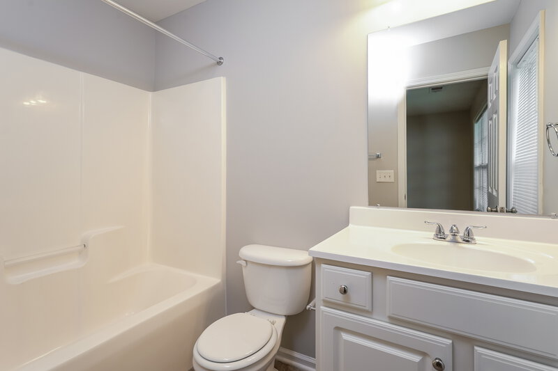 1,725/Mo, 4031 Village Park Ct Winston-Salem, NC 27127 Main Bathroom View