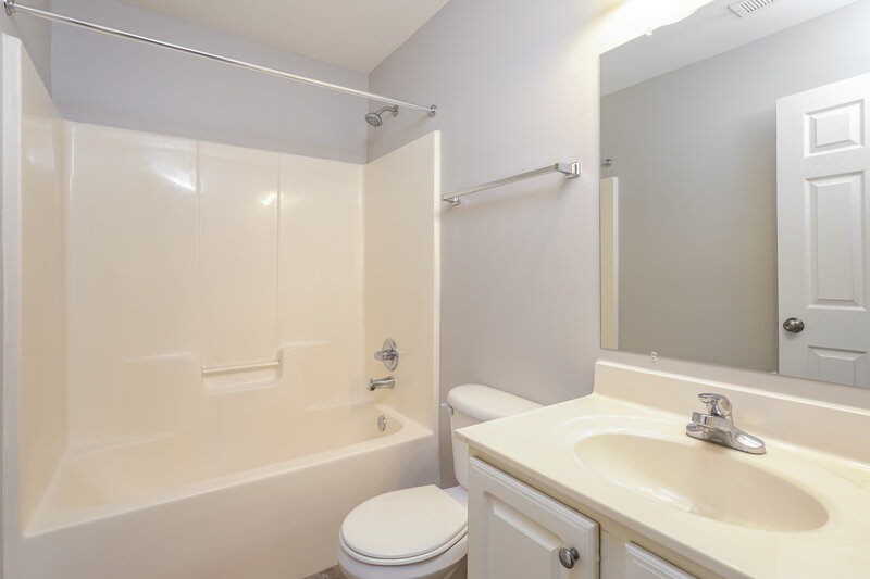 1,725/Mo, 4031 Village Park Ct Winston-Salem, NC 27127 Bathroom View