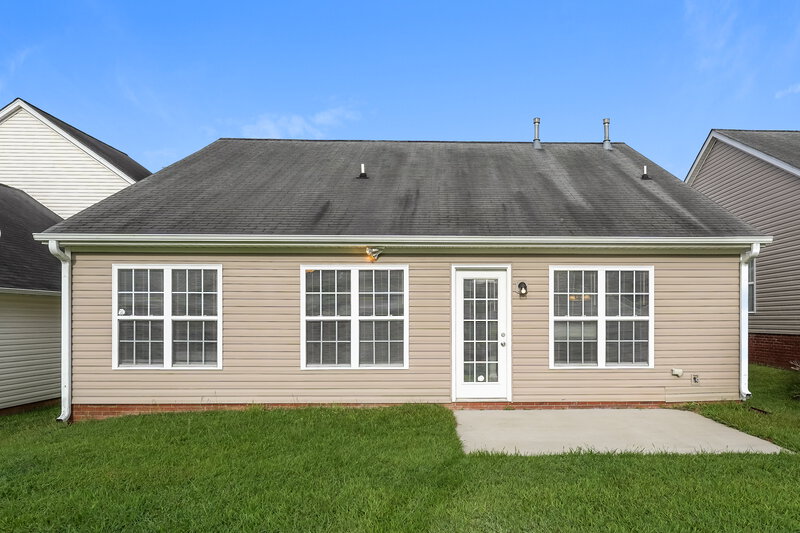 1,725/Mo, 4031 Village Park Ct Winston-Salem, NC 27127 Rear View