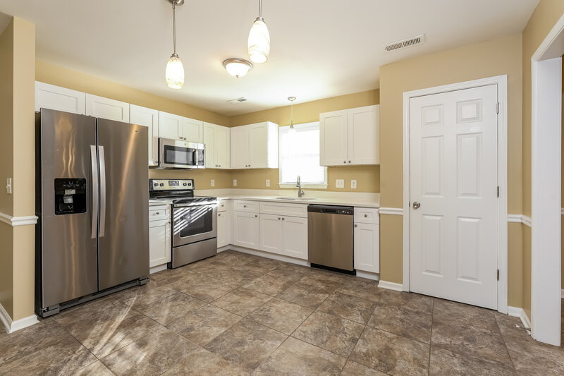 2,750/Mo, 6129 Birkdale Dr High Point, NC 27265 Kitchen View