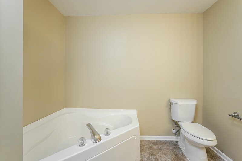 2,750/Mo, 6129 Birkdale Dr High Point, NC 27265 Main Bathroom View