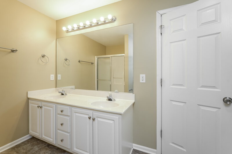 2,750/Mo, 6129 Birkdale Dr High Point, NC 27265 Main Bathroom View 2