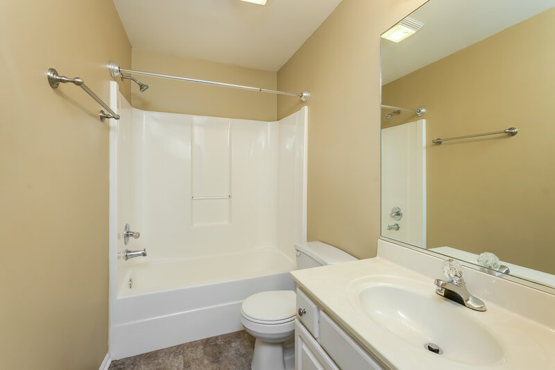2,750/Mo, 6129 Birkdale Dr High Point, NC 27265 Bathroom View