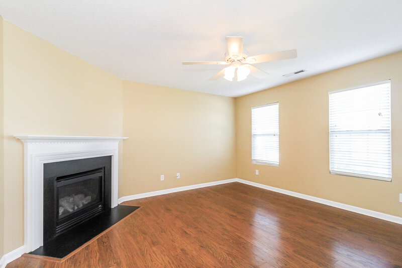 2,020/Mo, 300 Creekview Dr Kernersville, NC 27284 Living Room View 3