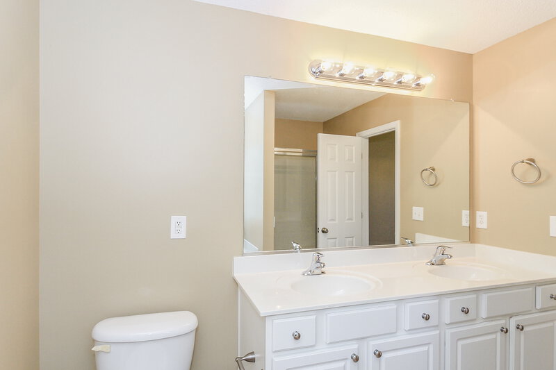 2,020/Mo, 300 Creekview Dr Kernersville, NC 27284 Bathroom View