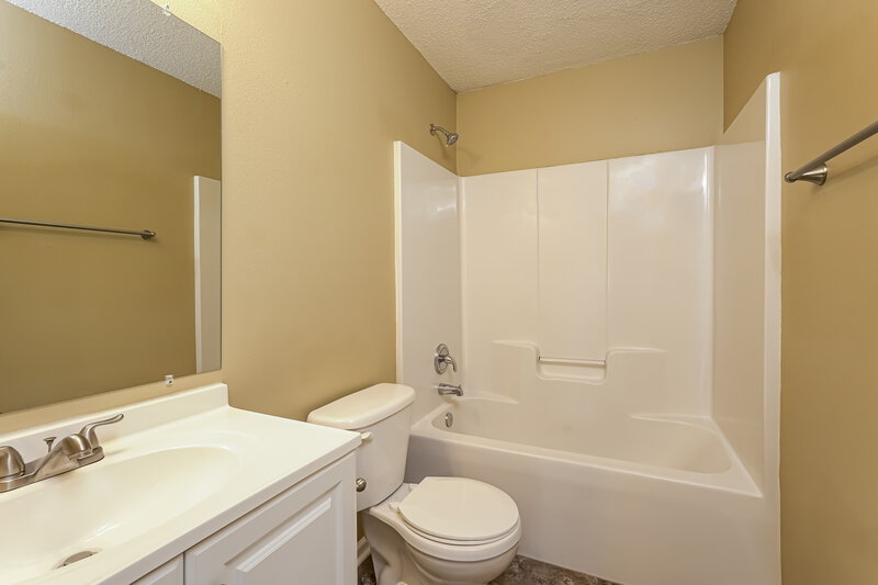 1,760/Mo, 2650 Stratford Lake Rd Winston-Salem, NC 27103 Main Bathroom View