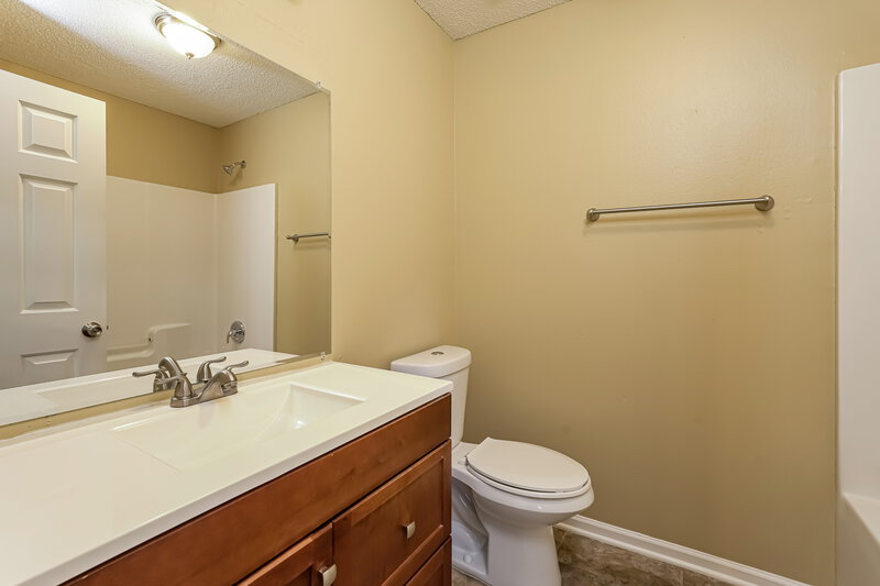 1,760/Mo, 2650 Stratford Lake Rd Winston-Salem, NC 27103 Bathroom View