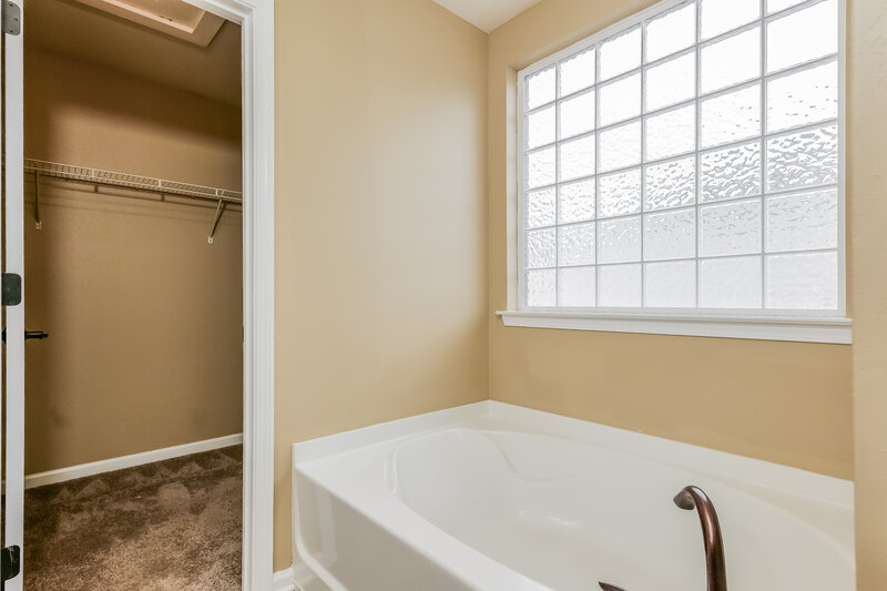 2,330/Mo, 4988 Old Towne Village Circle Pfafftown, NC 27040 Main Bathroom View 2