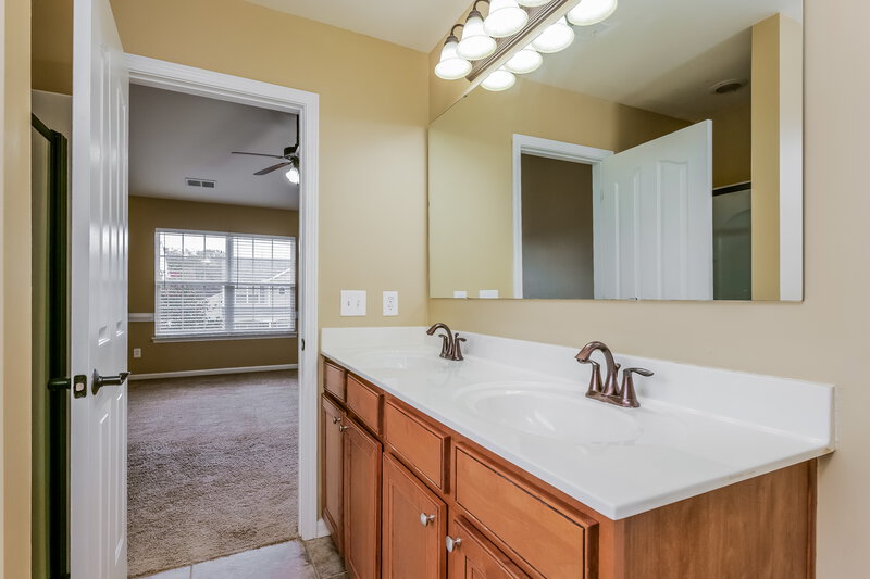 2,330/Mo, 4988 Old Towne Village Circle Pfafftown, NC 27040 Main Bathroom View 3