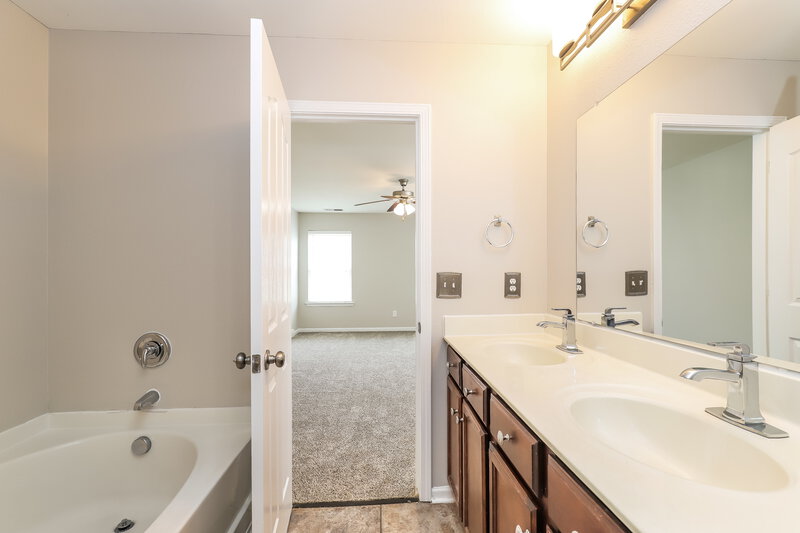 2,180/Mo, 419 Hancock Dr Kernersville, NC 27284 Main Bathroom View