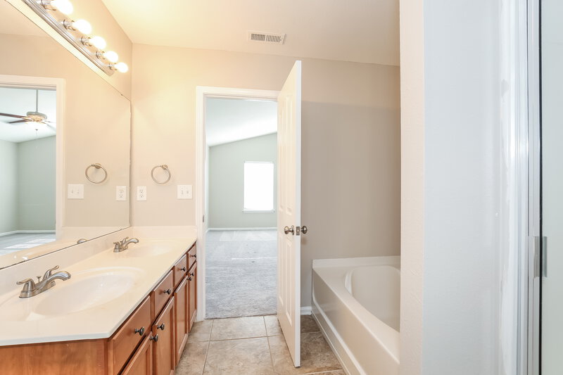 2,085/Mo, 3629 Sweet Birch Dr Greensboro, NC 27406 Main Bathroom View
