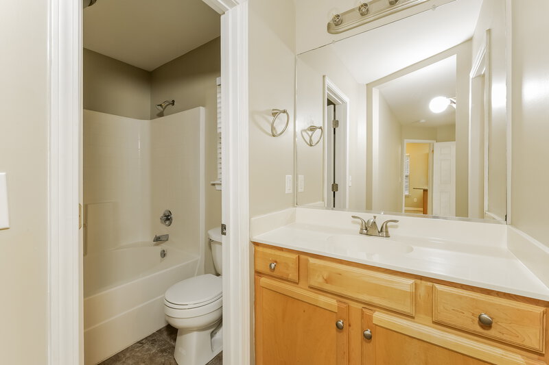 1,575/Mo, 1650 Sandersted Village Circle Winston-Salem, NC 27103 Main Bathroom View