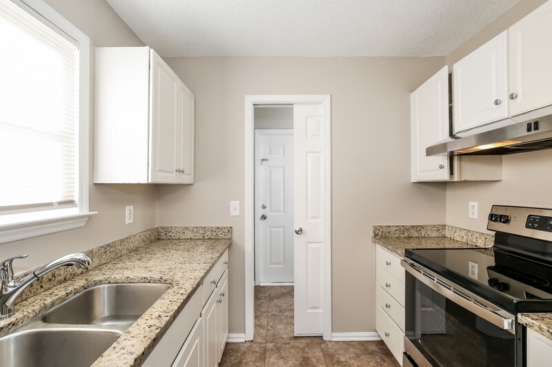 1,760/Mo, 301 Oferrell St Greensboro, NC 27405 Kitchen View 2