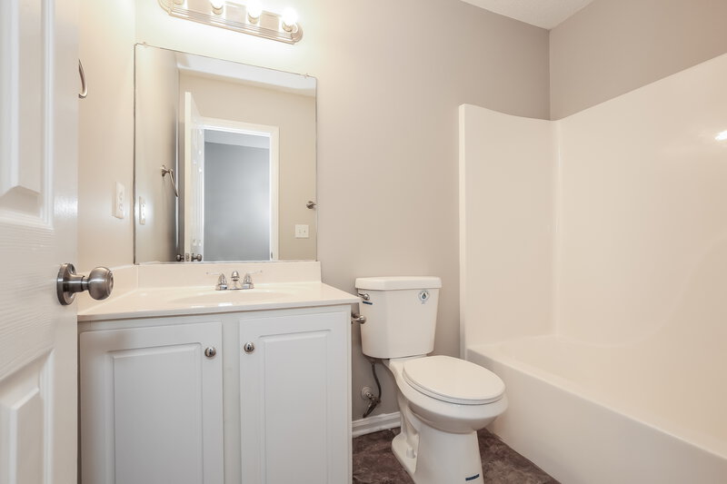 1,760/Mo, 301 Oferrell St Greensboro, NC 27405 Main Bathroom View