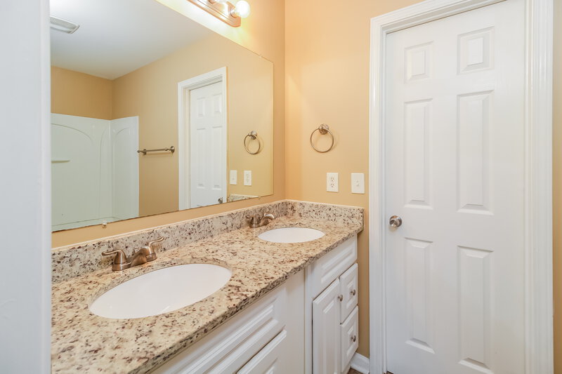 1,975/Mo, 4020 Mountainridge Dr Greensboro, NC 27401 Main Bathroom View