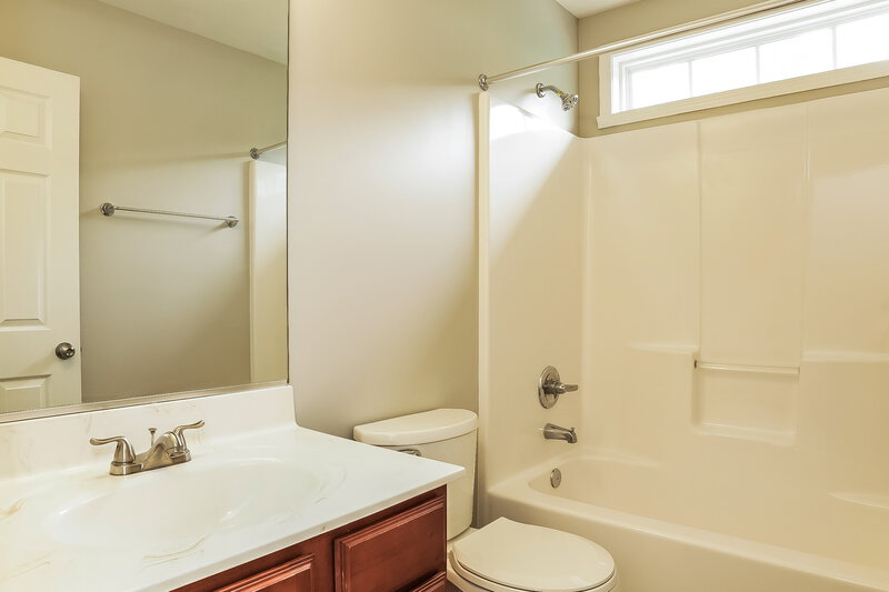 1,760/Mo, 4648 Midstream Crossing Dr Clemmons, NC 27012 Bathroom View