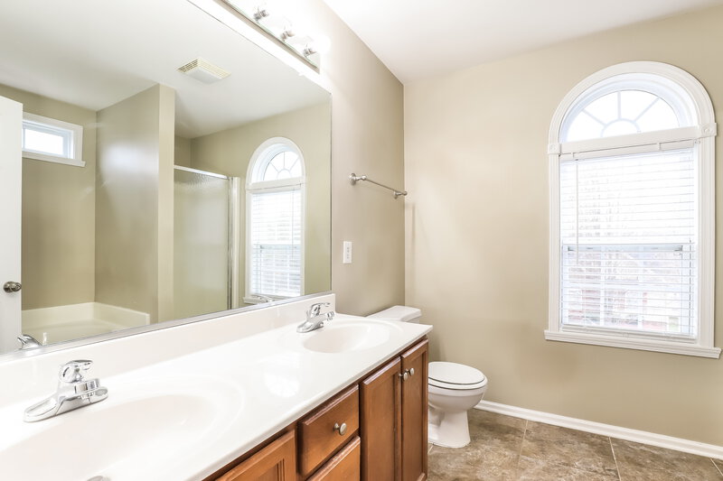 1,770/Mo, 3803 Bluestem Dr Greensboro, NC 27405 Main Bathroom View
